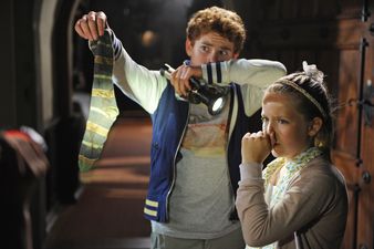 Szenenbild Bringen Timmy mit einer stinkenden Socke ihres Bruders auf die richtige Fährte: Julian (Quirin Oettl) und Anne (Neele Marie Nickel) © 2012 Constantin Film Verleih GmbH / Bernd Spauke