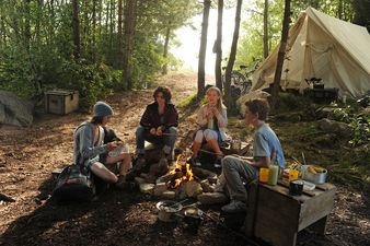 Szenenbild Dick (Justus Schlingensiepen), George (Valeria Eisenbart), Anne (Neele Marie Nickel) und Julian (Quirin Oettl) zelten in der sagenumwobenen Katzenschlucht © 2012 Constantin Film Verleih GmbH / Bernd Spauke