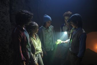 Szenenbild Das grüne Auge! George (Valeria Eisenbart), Anne (Neele Marie Nickel), Dick (Justus Schlingensiepen), Julian (Quirin Oettl) und Hardy (Kristo Ferkic) können es kaum glauben © 2012 Constantin Film Verleih GmbH / Bernd Spauke