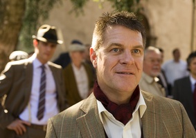 Ein prominenter Hotelportier (Marcus Harris aus der britischen TV-Serie) © 2011 Constantin Film Verleih GmbH