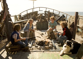 Lagerfeuerromantik: Dick (Justus Schlingensiepen), Anne (Neele Marie Nickel), Julian (Quirin Oettl) und George (Valeria Eisenbart) grillen auf dem Schiffswrack
© 2011 Constantin Film Verleih GmbH