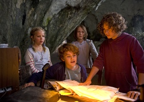 Anne (Neele Marie Nickel), Julian (Quirin Oettl), Dick (Justus Schlingensiepen) und George (Valeria Eisenbart) fangen einen mysteriösen Funkspruch auf
© 2011 Constantin Film Verleih GmbH