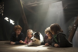Pfotenabdruck: Julian (Quirin Oettl), Anne (Neele Marie Nickel), George (Valeria Eisenbart) und Dick (Justus Schlingensiepen) mit Timmy
© 2011 Constantin Film Verleih GmbH