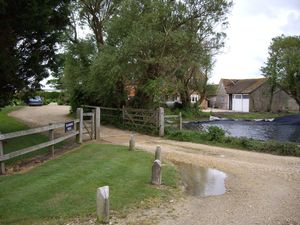 Foto von Blackwater Cottage - Haus hinter Baum, Nebengebude