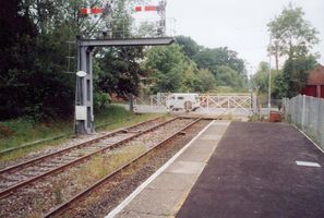 Foto des berganges hinter dem Bahnsteig in Marchwood