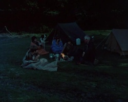 screenshot: Five beim Zelten