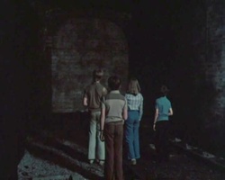 screenshot: Julian, Dick und Anne vor vermauerter Wand