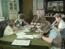 screenshot: Julian, Dick, Anne und George beim Unterrichht mit Mr Roland