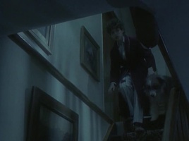 screenshot: George auf der Treppe