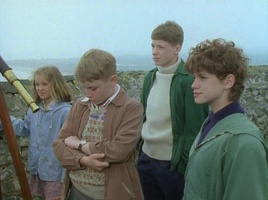 screenshot: Dick, Julian, Anne und George warten auf Quentins Signal